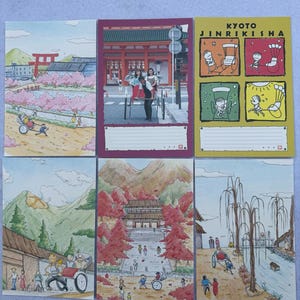 以下が含まれることがあります： 京都の人力車を描いたイラストや写真が印刷された6枚の長方形のポストカードセット。桜、寺院、運河、そして「KYOTO JINRIKISHA」という文字が入ったコミック調のイラストなど、様々な色彩で描かれたデザインが特徴です。