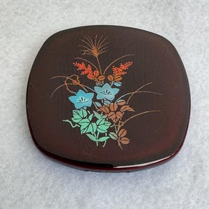 Könnte beinhalten: Ein Set aus drei Keramikbechern mit gesprenkelter, matter Oberfläche. Die Becher sind in Creme-, Hellgrau- und Dunkelgrautönen gehalten. Jeder Becher hat ein schlichtes, minimalistisches Design.