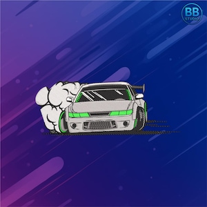 Puede incluir: Diseño bordado de un coche deportivo blanco con detalles verdes, emitiendo una nube de humo blanco. El coche tiene un alerón y está sobre un fondo degradado azul y morado. El logotipo "BB STUDIO" está en la esquina superior derecha.
