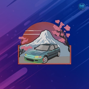 Puede incluir: Diseño bordado con un coche hatchback verde azulado sobre un fondo de montaña, sol rojo y flores de cerezo rosas. El diseño está enmarcado dentro de un borde rectangular, con un fondo degradado azul y morado.