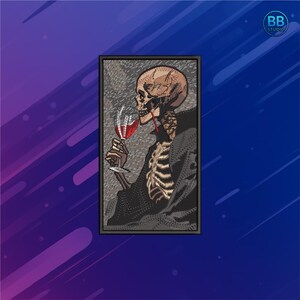 Op de afbeelding: Geborduurde patch met een skelet in een zwarte mantel, drinkend van rode wijn uit een glas. De schedel en ribbenkast van het skelet zijn zichtbaar. De patch is rechthoekig met een zwarte rand en de tekst "BB STUDIO" rechtsboven.