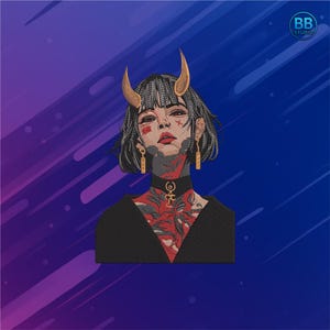 Może przedstawiać: Haftowana naszywka przedstawiająca stylizowaną ilustrację osoby ze złotymi rogami, krótkimi czarnymi włosami i czerwonymi tatuażami. Projekt obejmuje czarny choker i złote kolczyki na niebiesko-fioletowym tle.