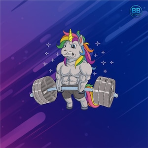 Può includere: Design ricamato di un unicorno muscoloso che solleva un bilanciere. L'unicorno ha una criniera e una coda arcobaleno, un corno dorato e indossa pantaloncini grigi. Lo sfondo è un gradiente di viola e blu con accenti di stelle bianche.