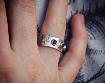 ラピスラズリのカボションと真鍮の星があしらわれた、星が輝くスターリングシルバーのリング