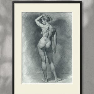 Puede incluir: Un dibujo al carboncillo enmarcado que representa una figura de pie vista desde atrás, con un brazo levantado hacia la cabeza. La obra presenta técnicas detalladas de sombreado y rayado, en un marco negro sencillo con un paspartú color crema.