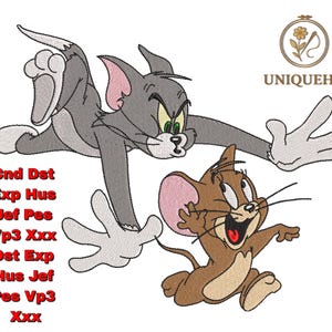 Può includere: Un disegno ricamato con Tom e Jerry, il duo di cartoni animati gatto e topo. Tom è grigio con zampe bianche, mentre Jerry è marrone con un orecchio rosa. Il disegno include testo rosso e un logo floreale.