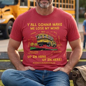 Könnte beinhalten: Ein rotes Kurzarm-T-Shirt mit einer Grafik eines gelben Schulbusses und dem Text Y'ALL GONNA MAKE ME LOSE MY MIND UP IN HERE, UP IN HERE! sowie dem Hashtag #SCHOOLBUSDRIVERLIVE und verschiedenen kleinen gelben Schriftzügen.