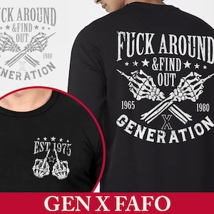 Pu&ograve; includere: Maglietta nera a maniche lunghe con grafica bianca sul retro che recita "FUCK AROUND & FIND OUT" con mani di scheletro incrociate, gli anni 1965 e 1980 e "GENERATION". Una grafica pi&ugrave; piccola sul davanti recita "EST 1975".