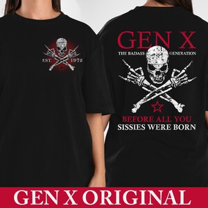 Pu&ograve; includere: T-shirt nero con un teschio e ossa incrociate. Il davanti presenta "EST. 1972". Il retro mostra "GEN X" e "THE BADASS GENERATION" con il testo "BEFORE ALL YOU SISSIES WERE BORN". Una maglietta grafica a tema rock.