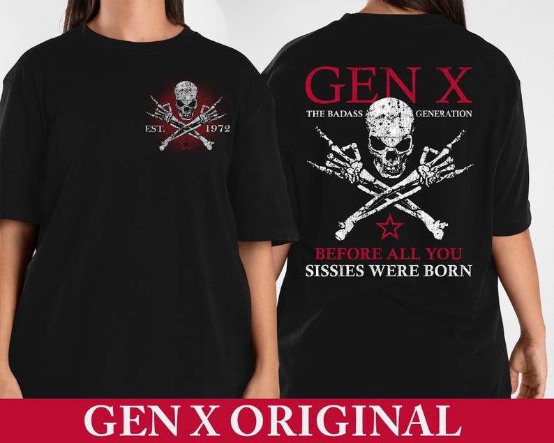 Pu&ograve; includere: T-shirt nero con un teschio e ossa incrociate. Il davanti presenta "EST. 1972". Il retro mostra "GEN X" e "THE BADASS GENERATION" con il testo "BEFORE ALL YOU SISSIES WERE BORN". Una maglietta grafica a tema rock.