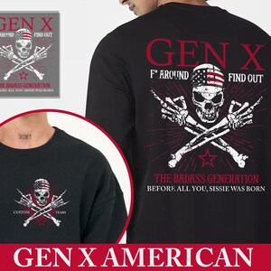 Pu&ograve; includere: Maglietta nera a maniche lunghe con una grafica raffigurante un teschio con una bandana con la bandiera americana, ossa incrociate e la scritta "GEN X F AROUND FIND OUT". &Egrave; incluso anche il testo "THE BADASS GENERATION".