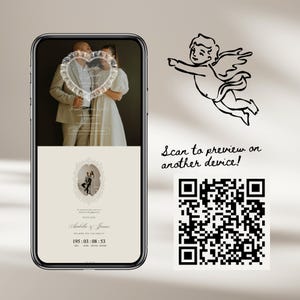 K&ouml;nnte beinhalten: Ein Smartphone zeigt eine digitale Hochzeitseinladung mit einem herzf&ouml;rmigen Spitzenrahmen, einem Countdown-Timer und den Namen Arabella & James. Neben dem Telefon befindet sich eine schwarze Strichzeichnung eines Putto und ein QR-Code mit dem Text Scan to preview on another device!