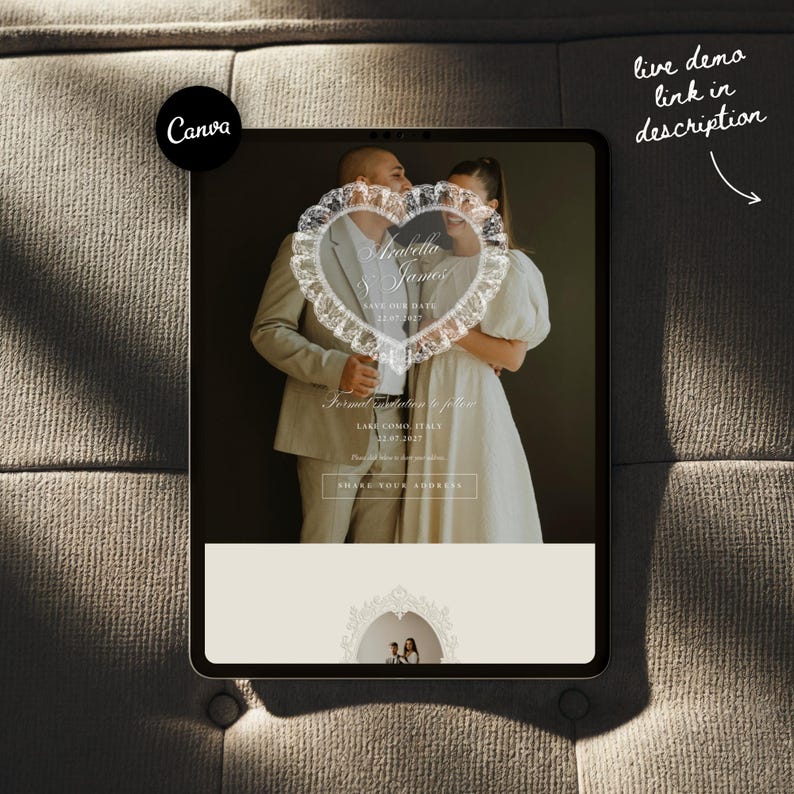K&ouml;nnte beinhalten: Ein digitales Tablet zeigt eine Hochzeits-Save-the-Date-Vorlage mit einem wei&szlig;en Spitzenherzrahmen &uuml;ber einem Paarfoto. Der Text lautet Arabella & James, Save Our Date, 22.07.2027, Lake Como, Italy, sowie Share Your Address.