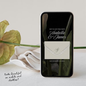 Puede incluir: Un tel&eacute;fono inteligente muestra una invitaci&oacute;n digital con el texto "You've got mail from Arabella & James". La invitaci&oacute;n presenta un sobre color crema con ribete de encaje y las iniciales "AJ". La pantalla tambi&eacute;n dice "Tap envelope to open". El texto "looks beautiful on mobile and desktop!" tambi&eacute;n es visible.