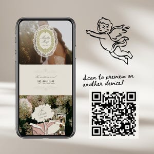Puede incluir: Una pantalla de smartphone muestra una invitaci&oacute;n de boda digital con un temporizador de cuenta regresiva, im&aacute;genes florales y el texto Kindly Rsvp, The countdown is on y The Details. Junto al tel&eacute;fono hay un dibujo de un querub&iacute;n y un c&oacute;digo QR.