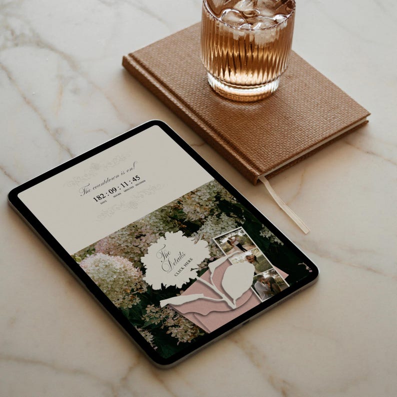 Puede incluir: Una tableta que muestra una invitaci&oacute;n de boda digital con un temporizador de cuenta regresiva de 182:09:11:45, im&aacute;genes florales, un gr&aacute;fico de sobre rosa y un bot&oacute;n etiquetado como The Details. La pantalla muestra tres fotos de una pareja.