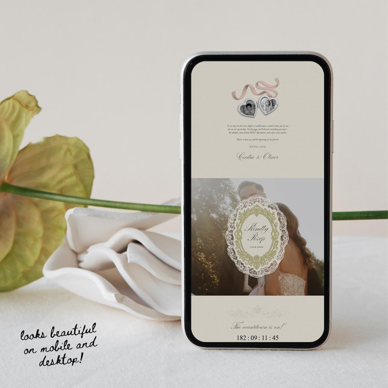 Puede incluir: Un tel&eacute;fono inteligente muestra una invitaci&oacute;n de boda digital sobre un fondo beige. La pantalla presenta un gr&aacute;fico de relicario en forma de coraz&oacute;n, el texto "Kindly RSVP", los nombres "Cecilia & Oliver" y un temporizador de 182:09:11:45.
