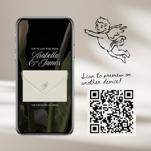 Puede incluir: Una pantalla de smartphone muestra una invitaci&oacute;n digital. El texto dice "You've got mail from Arabella & James." Se muestra un sobre color crema con ribete de encaje y las iniciales "AJ". Tambi&eacute;n hay un c&oacute;digo QR y un &aacute;ngel.