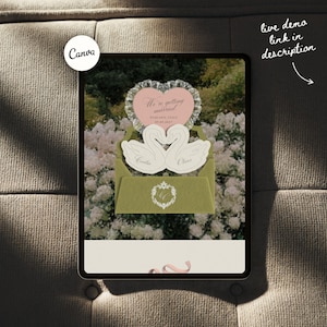 Puede incluir: Una tableta digital que muestra un dise&ntilde;o de invitaci&oacute;n de boda con una tarjeta rosa en forma de coraz&oacute;n con el texto We're getting married, Tuscany, Italy, 09.09.2025, y dos siluetas de cisnes blancos con los nombres Cecilia y Oliver sobre un sobre verde.