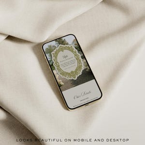 Puede incluir: Un tel&eacute;fono inteligente muestra una invitaci&oacute;n de boda digital con un marco dorado ornamentado. La pantalla incluye texto como Gifts, Other Details y Dresscode. El tel&eacute;fono tiene un marco dorado y est&aacute; sobre una superficie de tela beige.