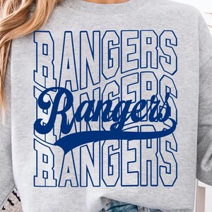 Könnte beinhalten: Ein hellgraues Sweatshirt mit dem Wort "Rangers" in Blau, das mehrfach in einem gestapelten Design wiederholt wird. Die Person im Bild hält einen grünen Becher mit dem Wort "COFFEE" darauf.