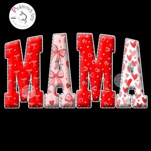 Könnte beinhalten: Das Wort "MAMA" in großen Blockbuchstaben, jeder Buchstabe mit einem einzigartigen Design. Die Buchstaben sind rot mit weißen Schleifen und Herzen, rosa mit Schleifen und Herzen und weiß mit roten Herzen. Der Hintergrund ist schwarz.