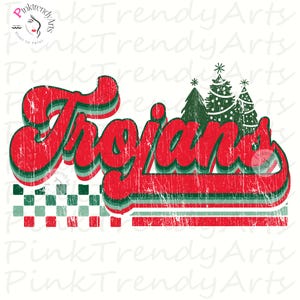 Könnte beinhalten: Ein verblasstes rot-grünes Grafikdesign mit dem Wort „Trojans“ in einer Retro-Schriftart, begleitet von Weihnachtsbäumen und einem Schachbrettmuster. Das Design hat einen Vintage-Look, ideal für Weihnachtsartikel.