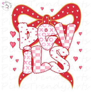 Könnte beinhalten: Digitalgrafik mit dem Wort "DEVILS" in einer verspielten Schriftart, verziert mit Herzen und XOXO-Mustern. Die Buchstaben sind vor einer großen roten Schleife mit goldenem Rand und verstreuten Herzen platziert. Ein lustiges Design für Valentinstag.