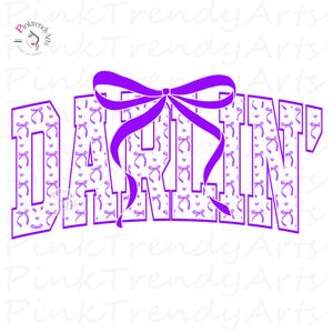 Könnte beinhalten: Ein lila Grafikdesign mit dem Wort "DARLIN'" in einer Schriftart im College-Stil, verziert mit einer Schleife. Die Buchstaben sind mit einem Muster aus kleinen Schleifen und Herzen gefüllt, was eine verspielte und dekorative Ästhetik erzeugt.