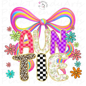 Könnte beinhalten: Auntie-Grafik mit Regenbogen-Schleife, Blumen und dem Wort "AUNTIE" in verschiedenen Mustern, darunter Leopardenmuster, Schachbrettmuster und florale Designs. Die Buchstaben haben goldene Glitzerumrisse, vor weißem Hintergrund.