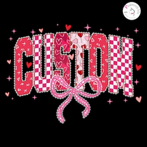 Könnte beinhalten: Grafikdesign auf schwarzem Hintergrund mit dem Wort "CUSTOM" in einer fetten, dekorativen Schriftart. Die Buchstaben sind mit Mustern aus Herzen, Schachbrettmustern und Lollis gefüllt. Eine rosa Schleife befindet sich unter dem Wort, mit kleinen Herzen und Sternen verstreut.