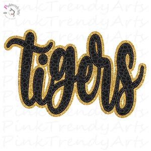 Könnte beinhalten: Eine schwarz-goldene Grafik mit dem Wort "Tigers" in einer Schreibschrift. Die Buchstaben sind schwarz mit einem Leopardenmuster, umrandet mit goldenem Glitzer und mit weißem Faden genäht.