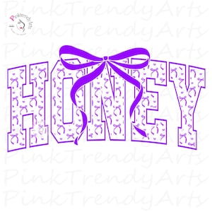 Könnte beinhalten: Ein lila Grafikdesign mit dem Wort "HONEY" in einer College-Schriftart. Die Buchstaben sind mit einem Muster aus Schleifen und Herzen gefüllt. Über dem Wort befindet sich eine große Schleife mit herabhängenden Bändern.