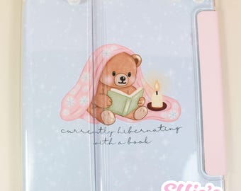 Kindleケースインサート「現在、本を読んで冬眠中」 – Cozy Bear電子書籍リーダーインサート | 半光沢 | 9サイズ以上 | ケースは付属しません