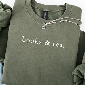 Books & Tea Sweatshirt, Geschenk Leseratte, Herbst Sweatshirt, Pullover für Buchliebhaber