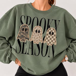 Spooky Season Sweatshirt, Retro Patch Ghost Halloween Sweatshirt, Leopard Camo Checked Ghost Fall Shirt, Leuk Halloween Crewneck Cadeau