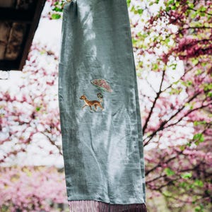 Runner in lino blu con ricamo leopardato, decorazione da tavola in stile safari per brunch e ricevimenti estivi.
