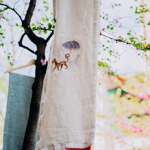 Runner da tavola in lino bianco con ricamo leopardato, decorazione safari per brunch e matrimoni.