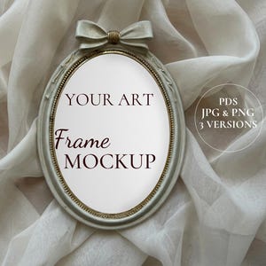 以下が含まれることがあります： 上部にリボンが付いた楕円形のフレームモックアップで、「YOUR ART Frame MOCKUP」というテキストが表示されています。 フレームは薄いグレーで、金色のトリムが付いており、柔らかい白い布の背景に配置されています。 円形のグラフィックは、JPG、PNG、PSD形式で利用できることを示しています。