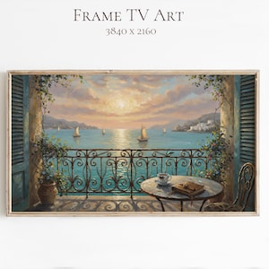 Może przedstawiać: Oprawiony obraz przedstawiający scenę nadmorską z balkonem z widokiem na morze. Dzieło przedstawia balustradę z kutego żelaza, mały stolik z filiżanką kawy i żaglówki na wodzie. Niebo wypełniają ciepłe kolory zachodu słońca.