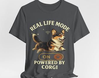 Camiseta Corgi Real Life Mode; camiseta tricolor para amantes de los perros Pembroke Welsh Corgi