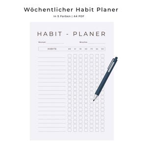 Peut inclure: Un planificateur d'habitudes blanc avec le titre "HABIT - PLANER" et le texte "HABITS" et les jours de la semaine. Un stylo bleu foncé repose sur le planificateur. Le texte "Wöchentlicher Habit Planer" est en haut.