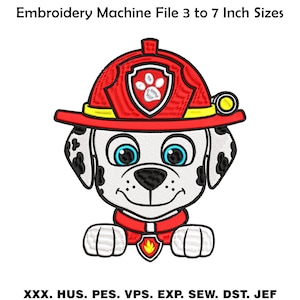 Op de afbeelding: Een borduurmachinebestand met een cartoonhond met een rode brandweerhelm met een gele streep. De hond heeft blauwe ogen, een zwarte neus en zwarte vlekken op zijn oren. De tekst "Embroidery Machine File 3 to 7 Inch Sizes" staat bovenaan.