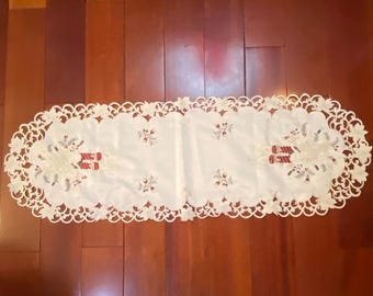 Camino de mesa navideño vintage de 42 x 15 pulgadas con velas, bordes de encaje bordado blanco y motivo floral