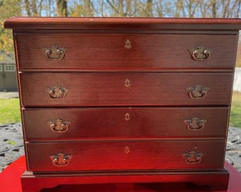 Caja de joyería vintage BOMBAY; Madera de caoba; Cómoda estilo Chippendale MCM, difícil de encontrar.