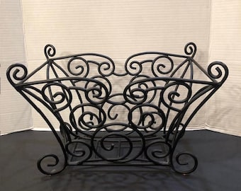 Revistero de hierro forjado negro con diseño de Mickey oculto, estilo vintage de la tienda Disney.