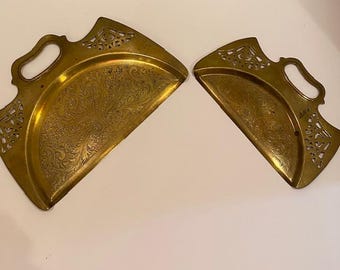 Lote de 2 - Cubos de basura vintage MCM de latón prensado y grabado, estilo Art Déco