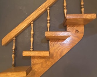 Estantería de escalera vintage de madera maciza con husillos – Exhibición de arte popular rústico