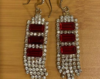 Pendientes colgantes de 2" con diamantes de imitación rojos y plateados, estilo retro art déco.