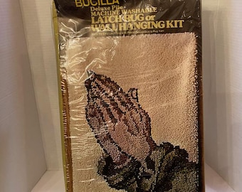 Alfombra vintage Bucilla Deluxe con pestillo para colgar en la pared, kit lavable "Manos en oración"